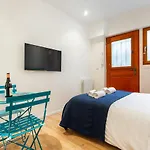 Cosy Flat Eiffel Tower